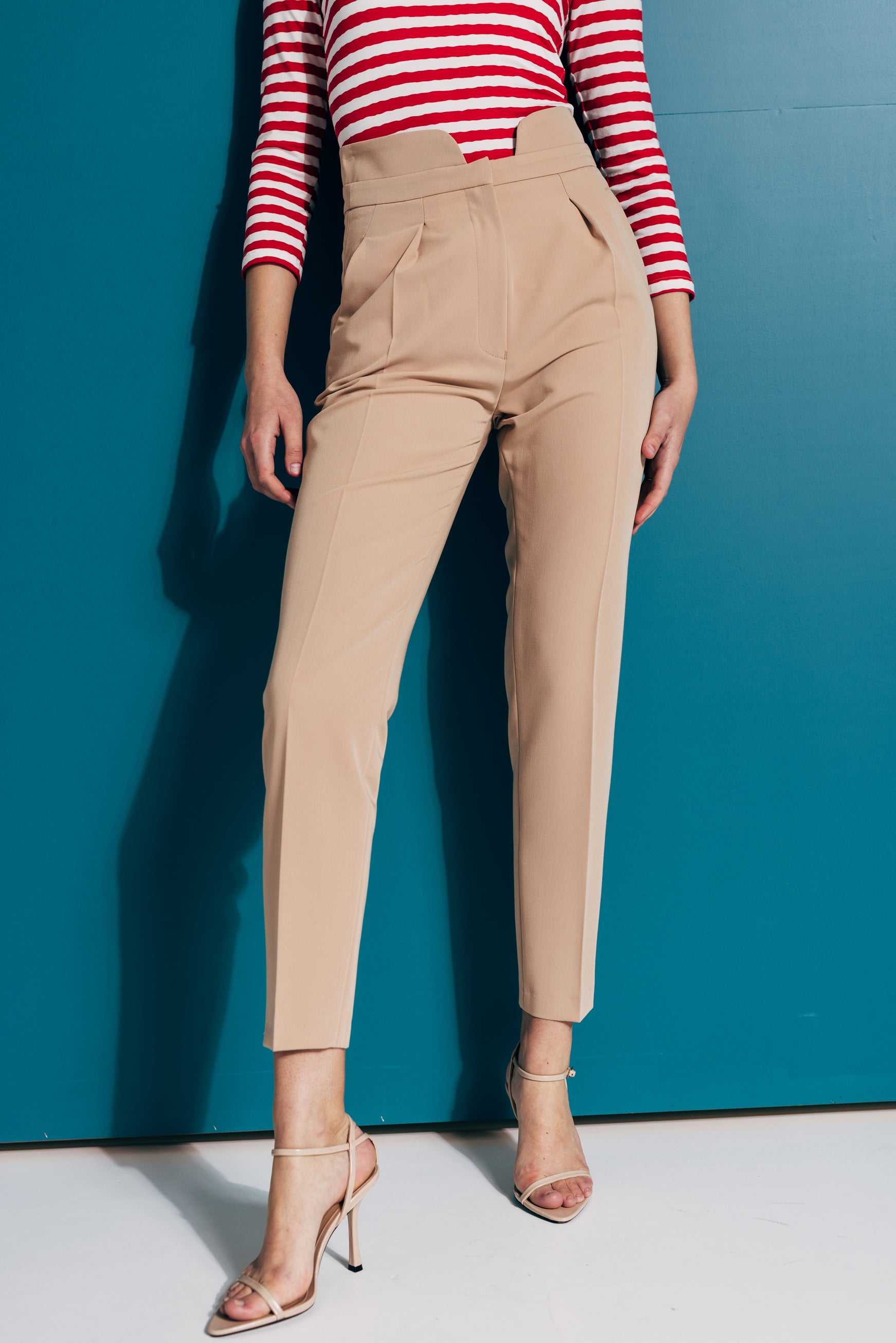 High-waist trousers with darts in camel