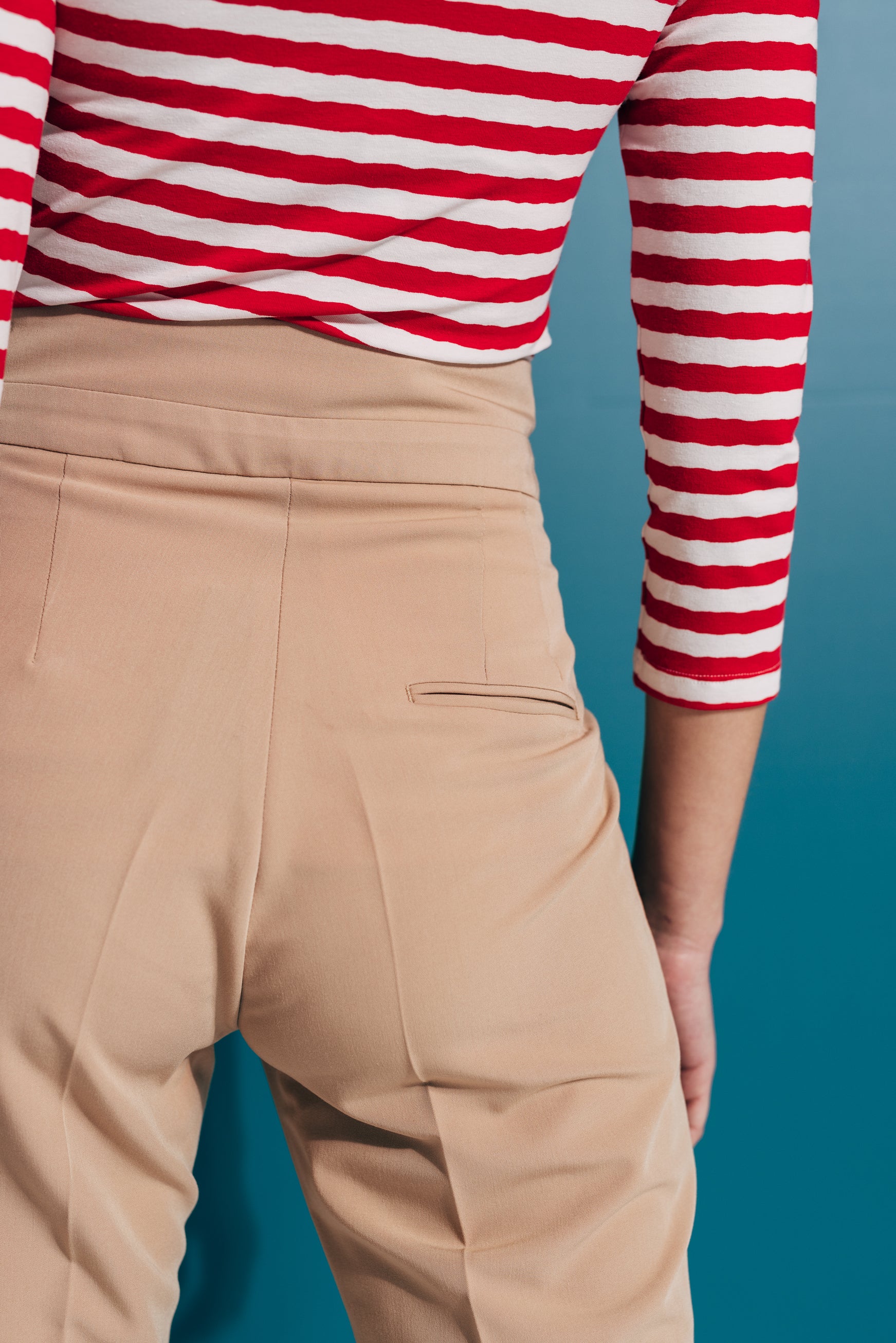 High-waist trousers with darts in camel