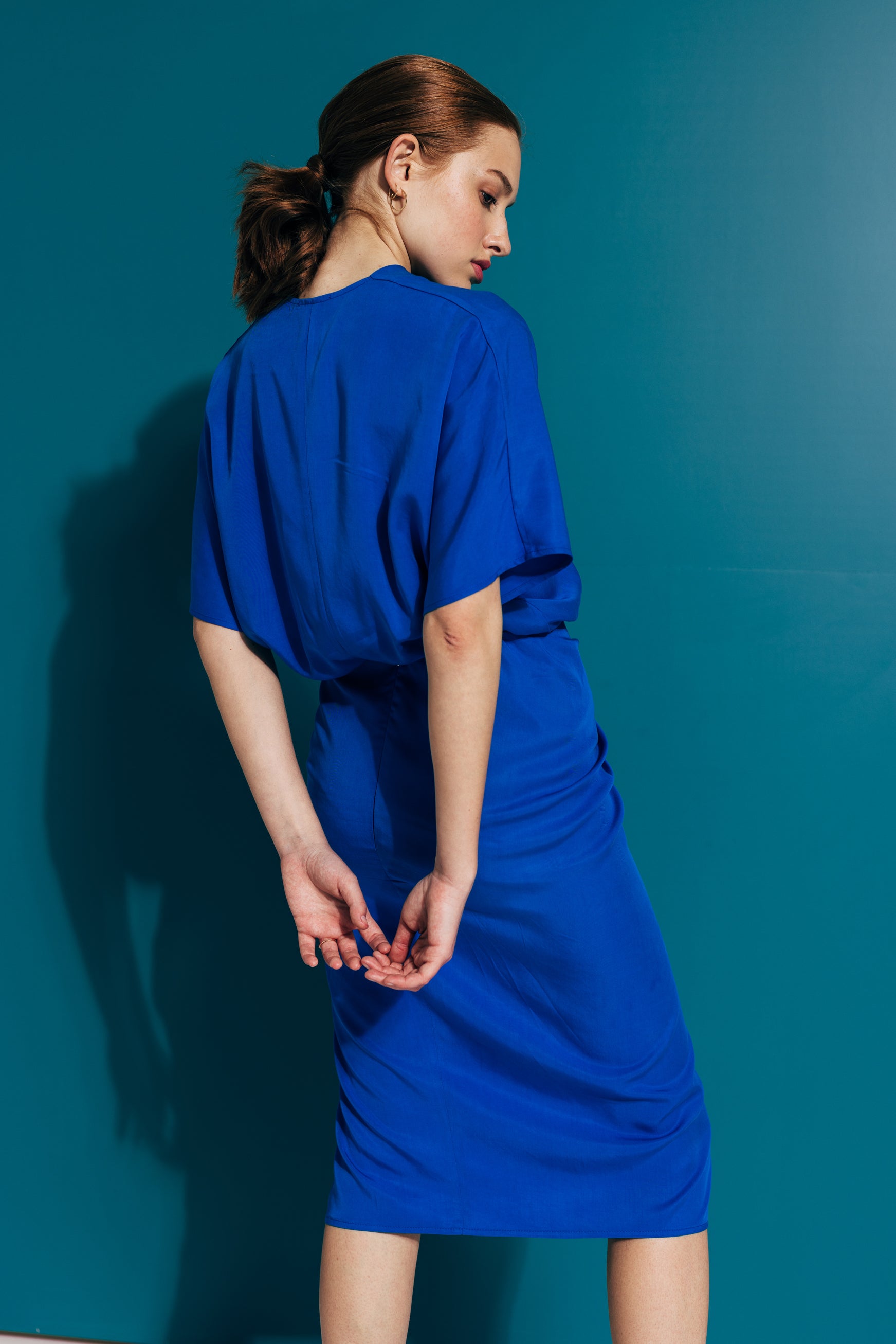 100% Lyocell midi dress with knot in royal blue