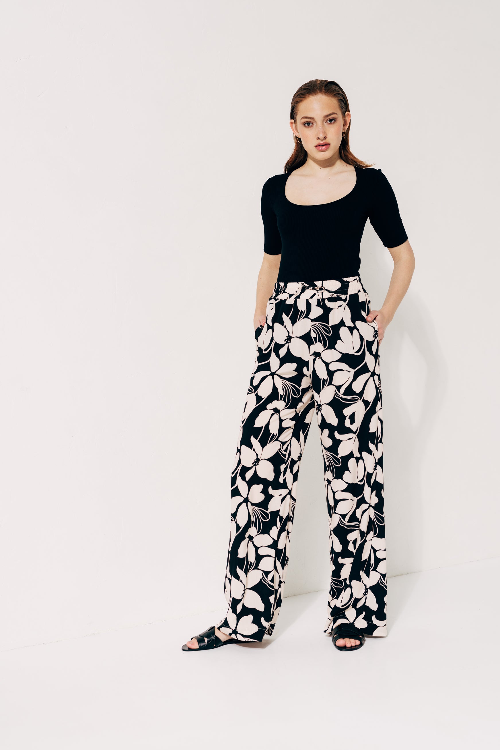 100% Viscose flowing trousers in floral print