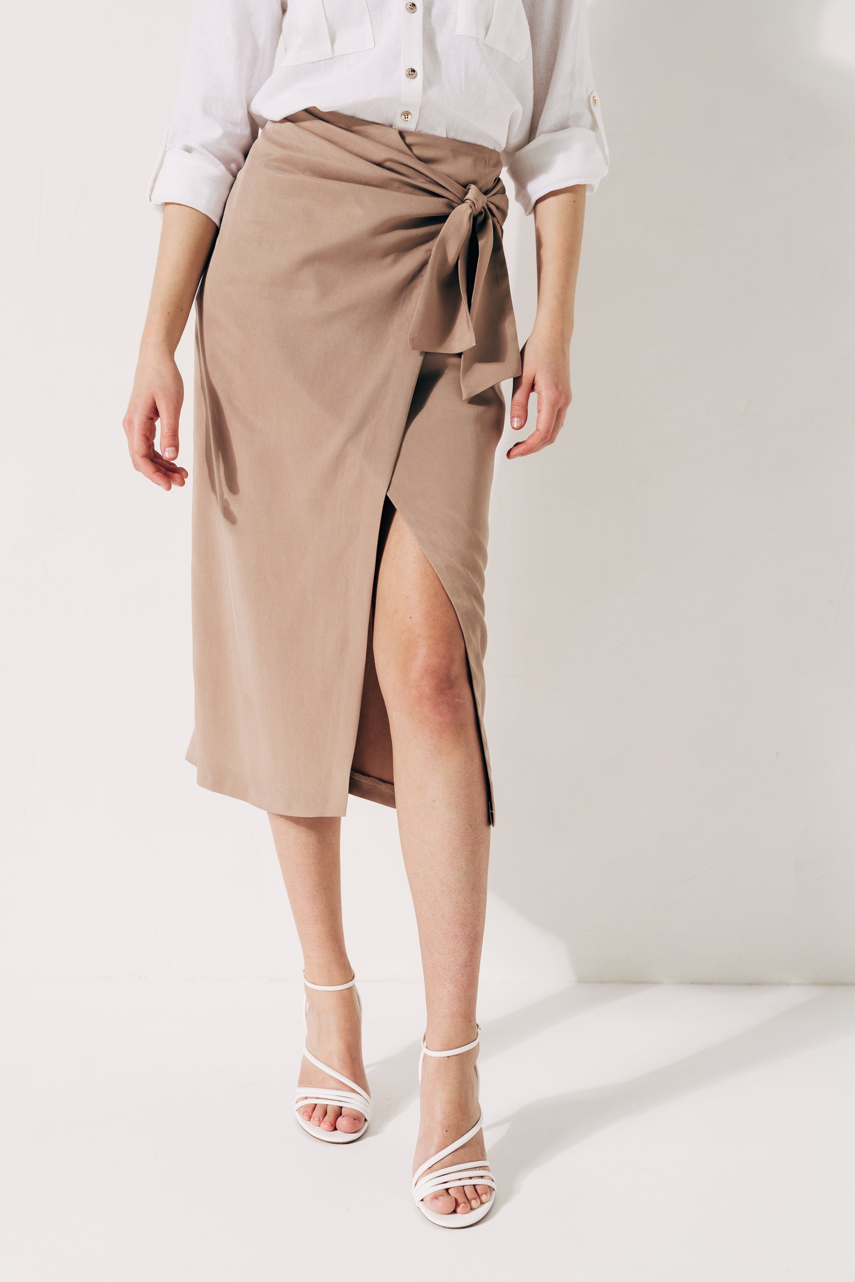 100% Lyocell high-waist midi skirt with front knot and slit