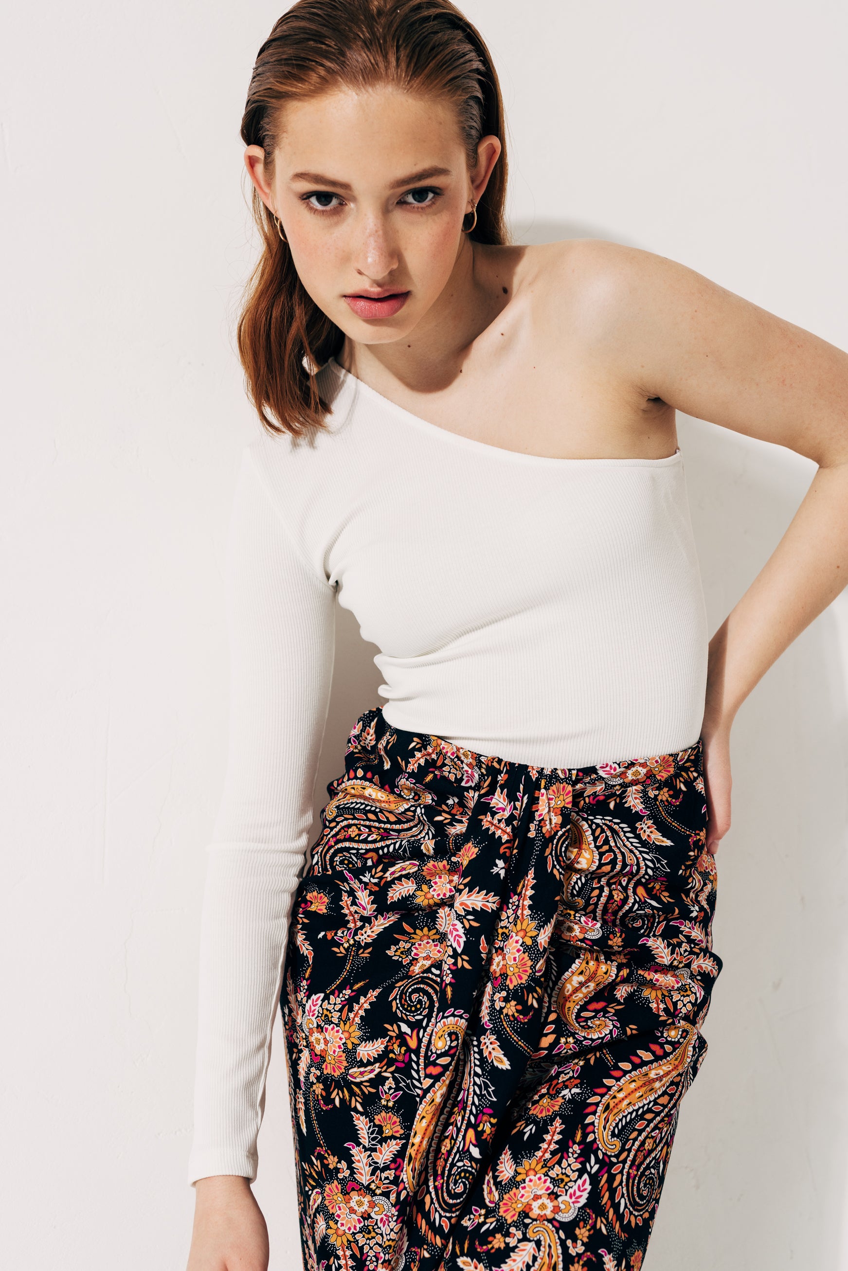 100% Viscose high-waist midi skirt with front knot and slit in paisley print