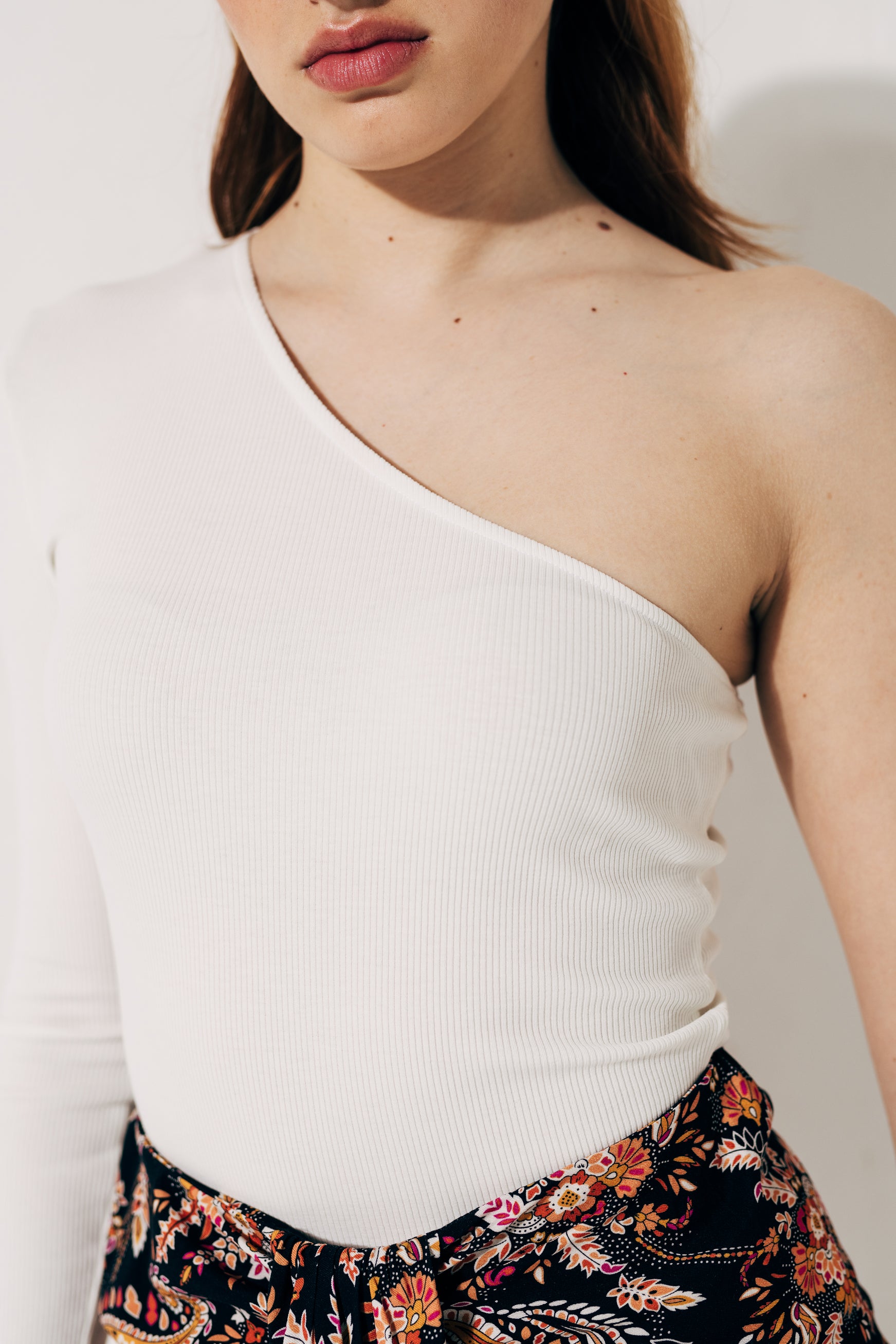Asymmetric ribbed bodysuit made of a cotton blend