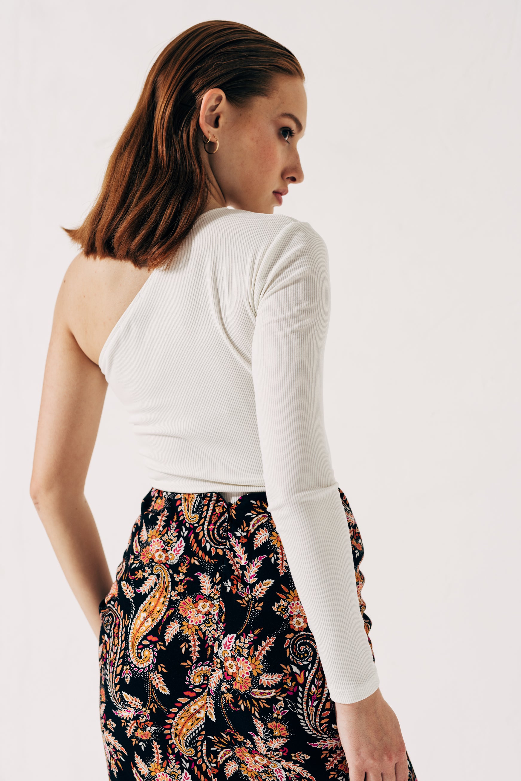 100% Viscose high-waist midi skirt with front knot and slit in paisley print
