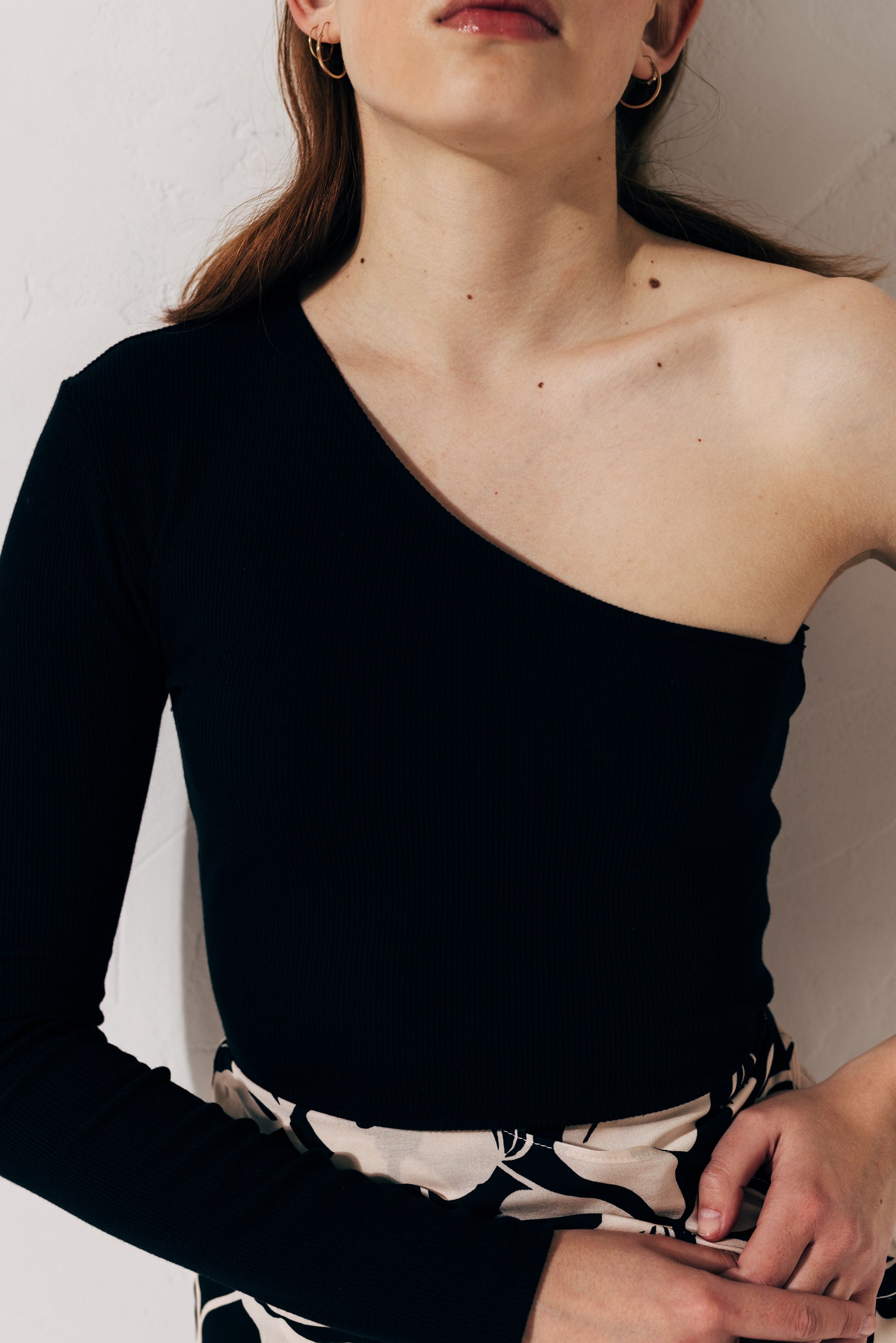 Asymmetric ribbed bodysuit made of a cotton blend