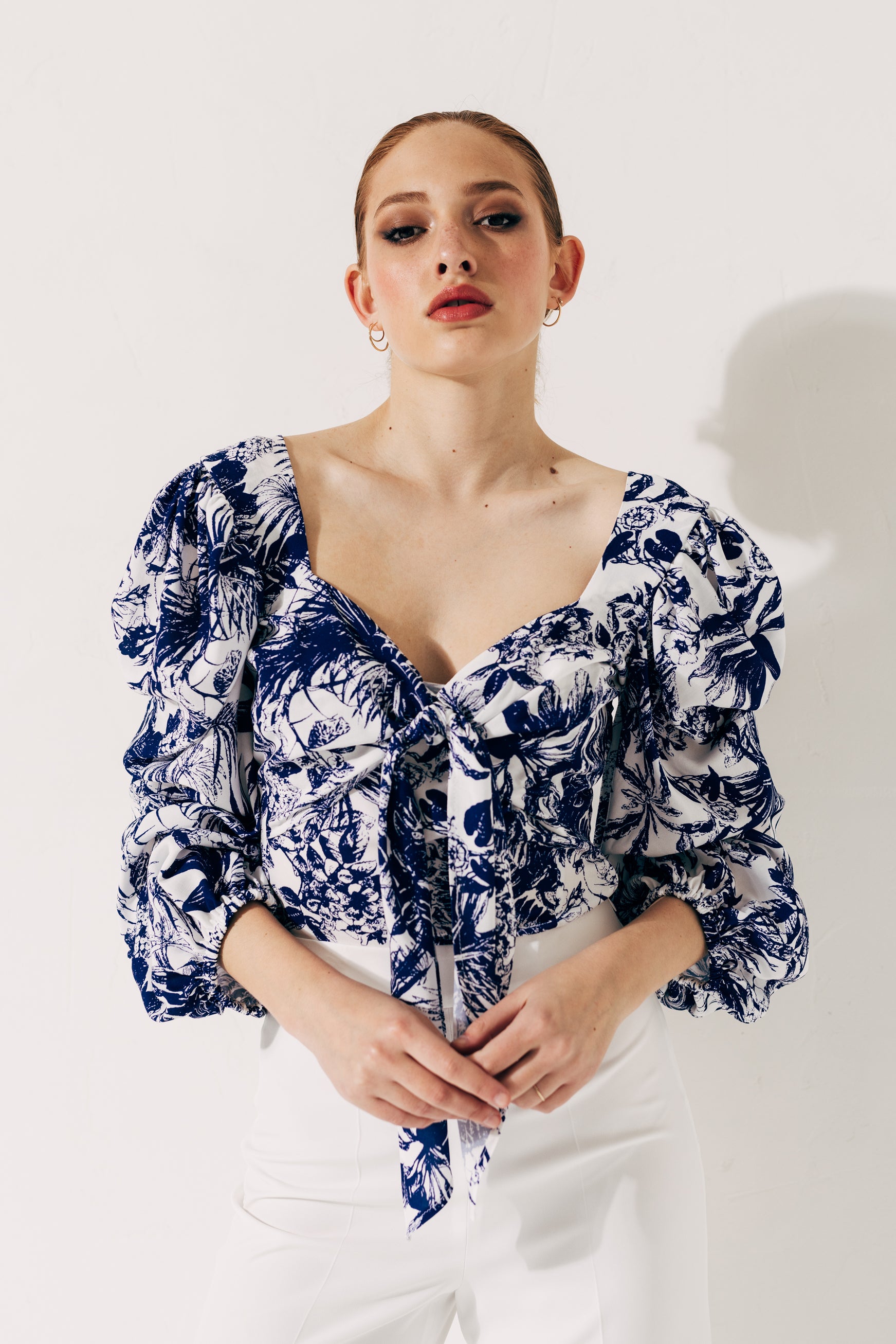 100% Viscose blouse with voluminous sleeves and sweetheart neckline