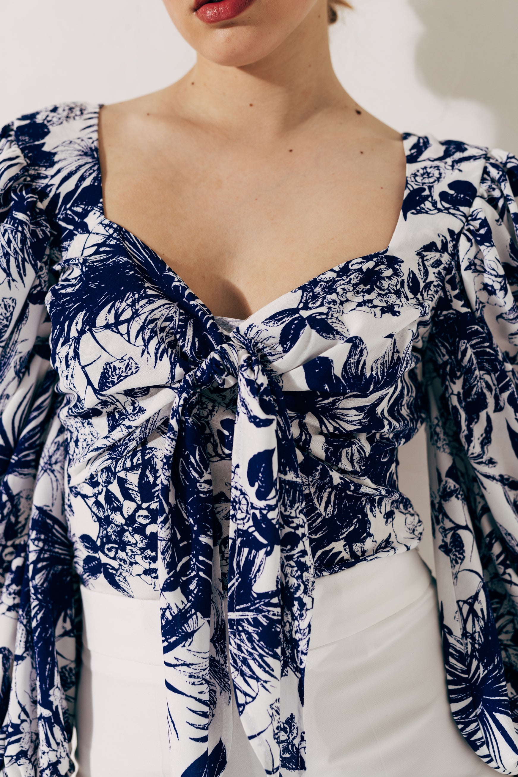 100% Viscose blouse with voluminous sleeves and sweetheart neckline