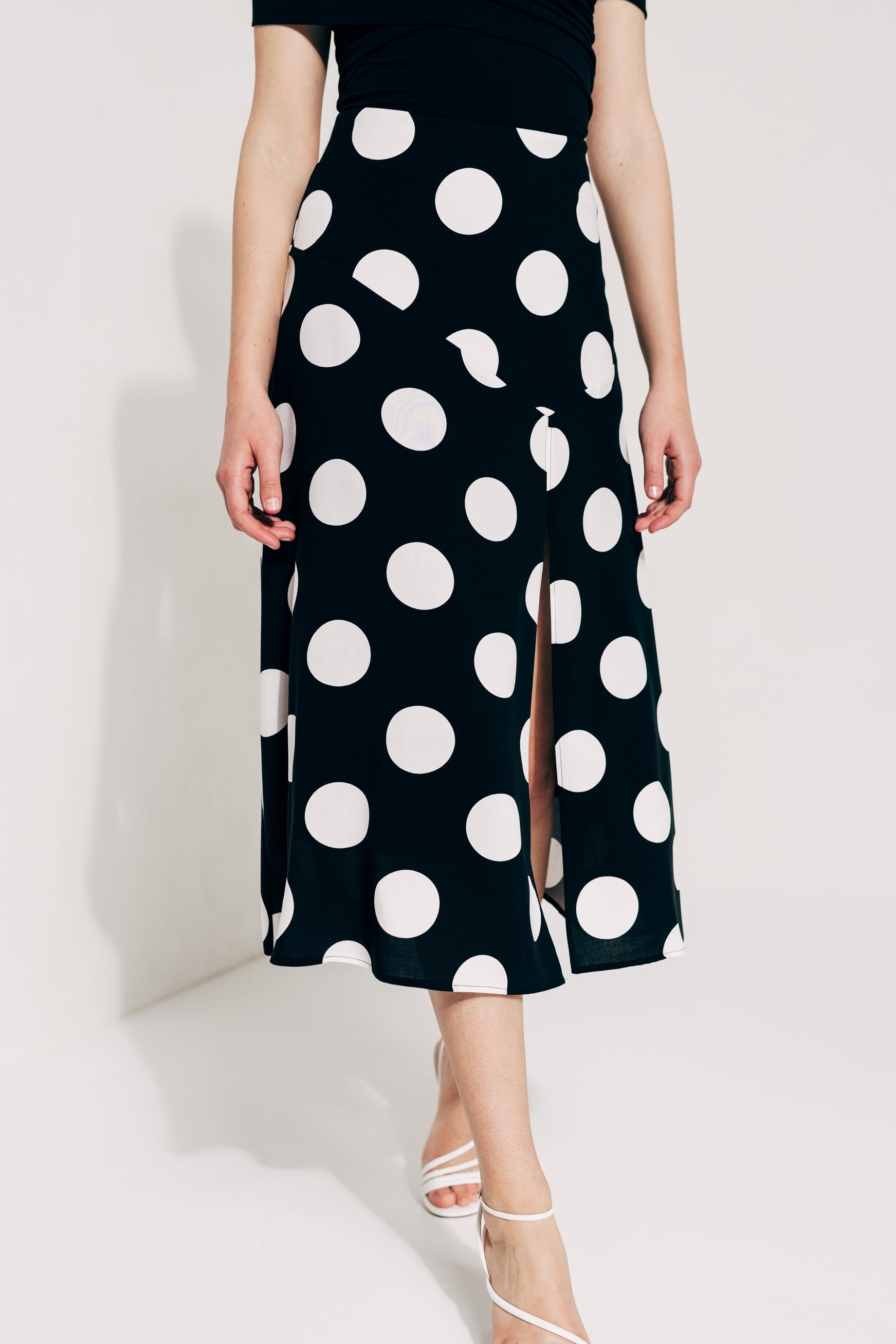 100% Viscose polka-dot print high-waist midi skirt with front slit