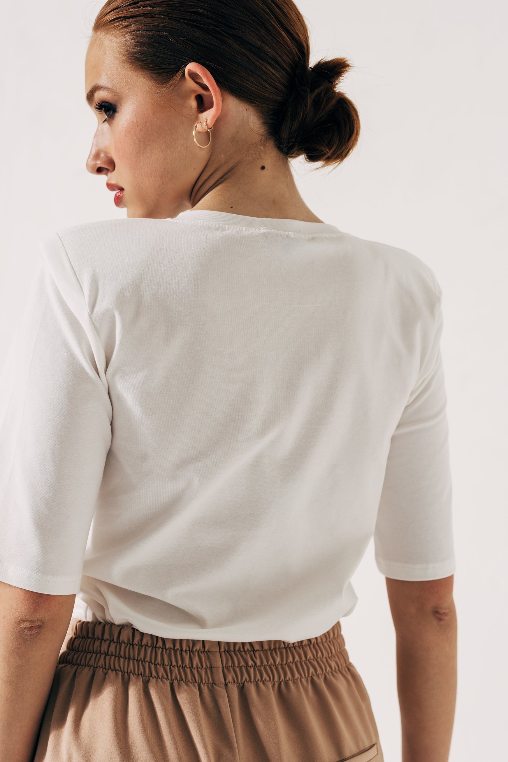 Round neck t-shirt with shoulder pads