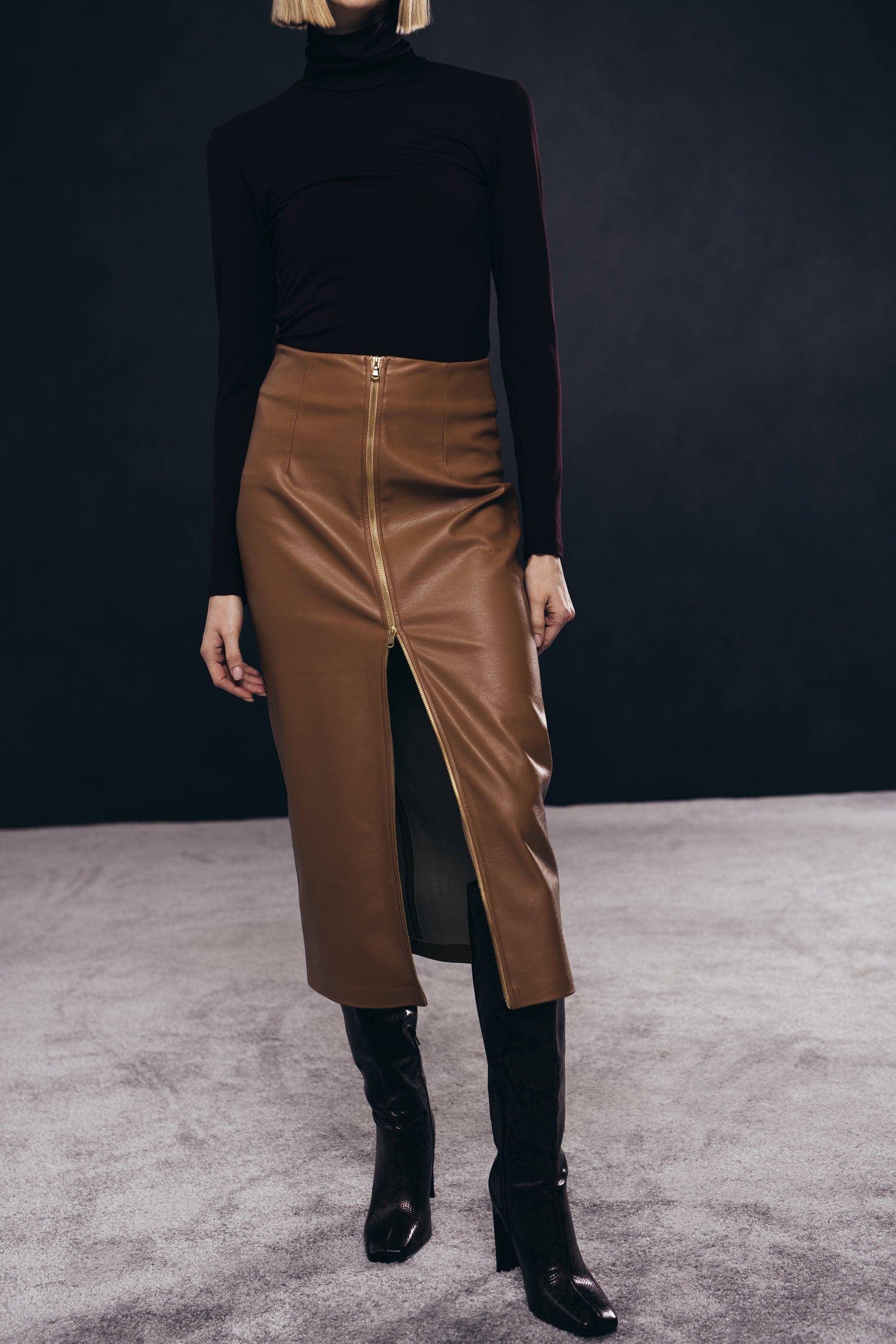Faux leather skirt with front metal zip