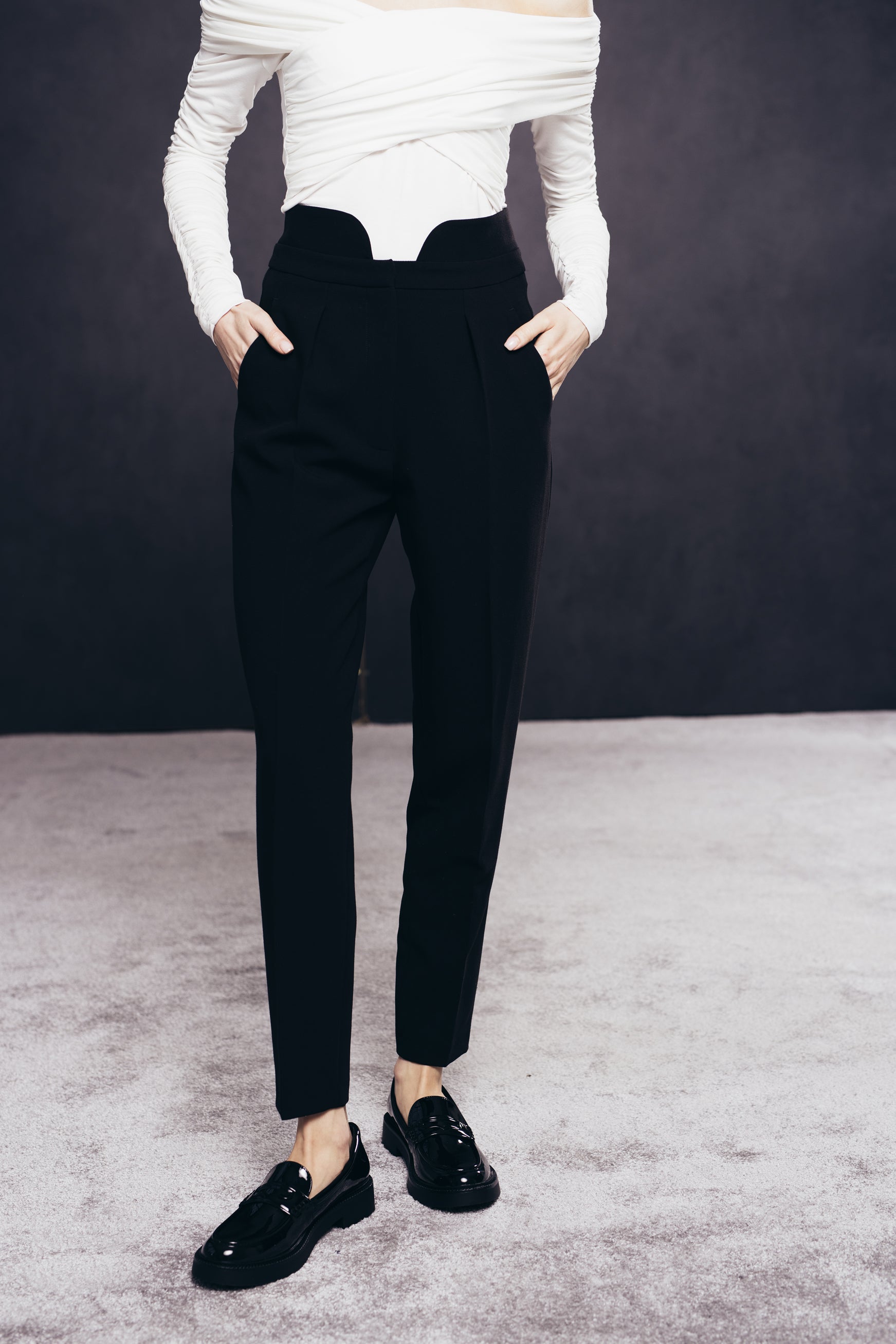 High-waist trousers with darts