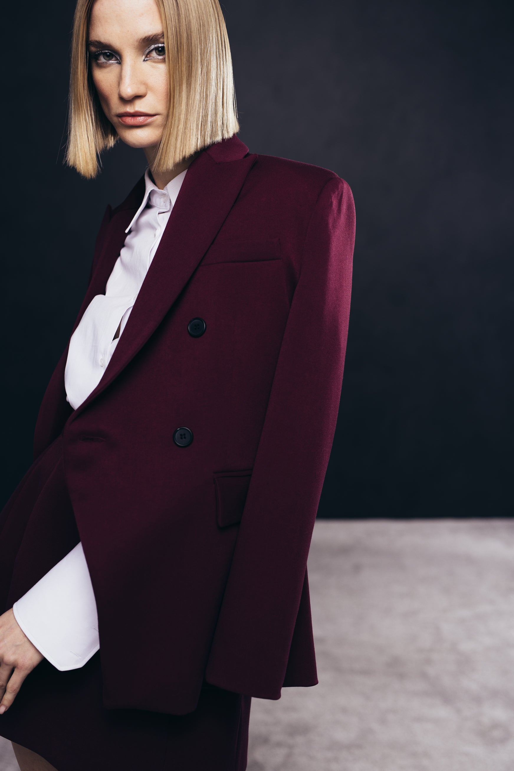 Double-breasted suit blazer in burgundy