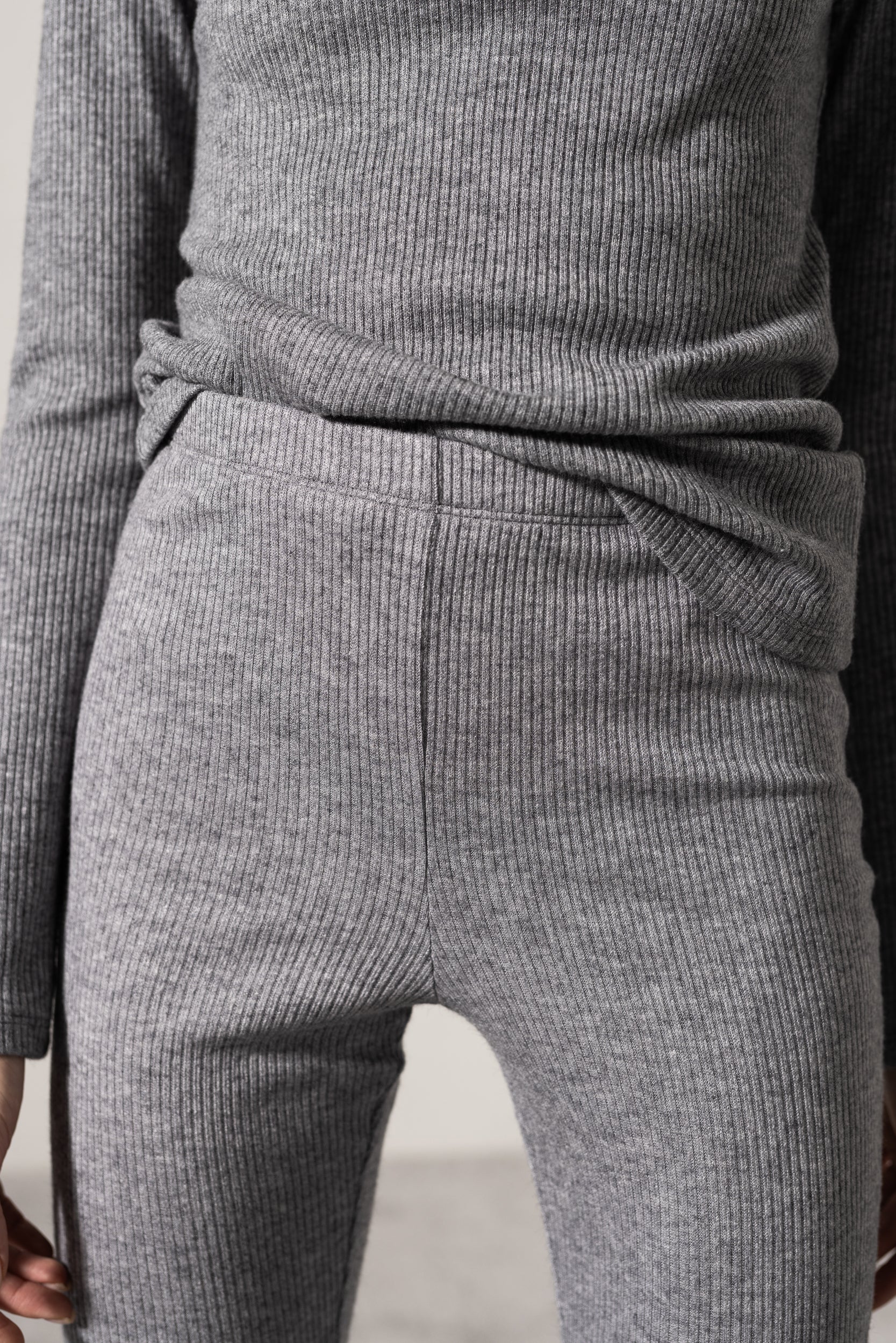 Основни плетени џемпер са високим изрезом