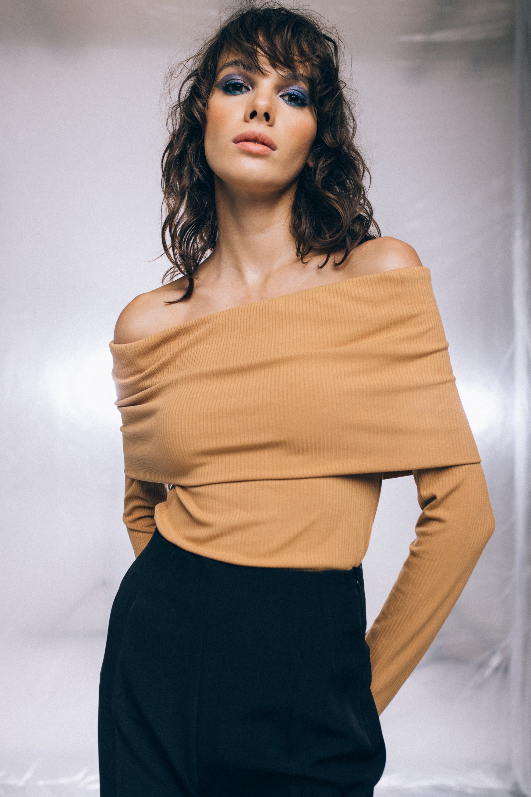 Viscose ribbed blouse with long sleeves and exposed shoulders