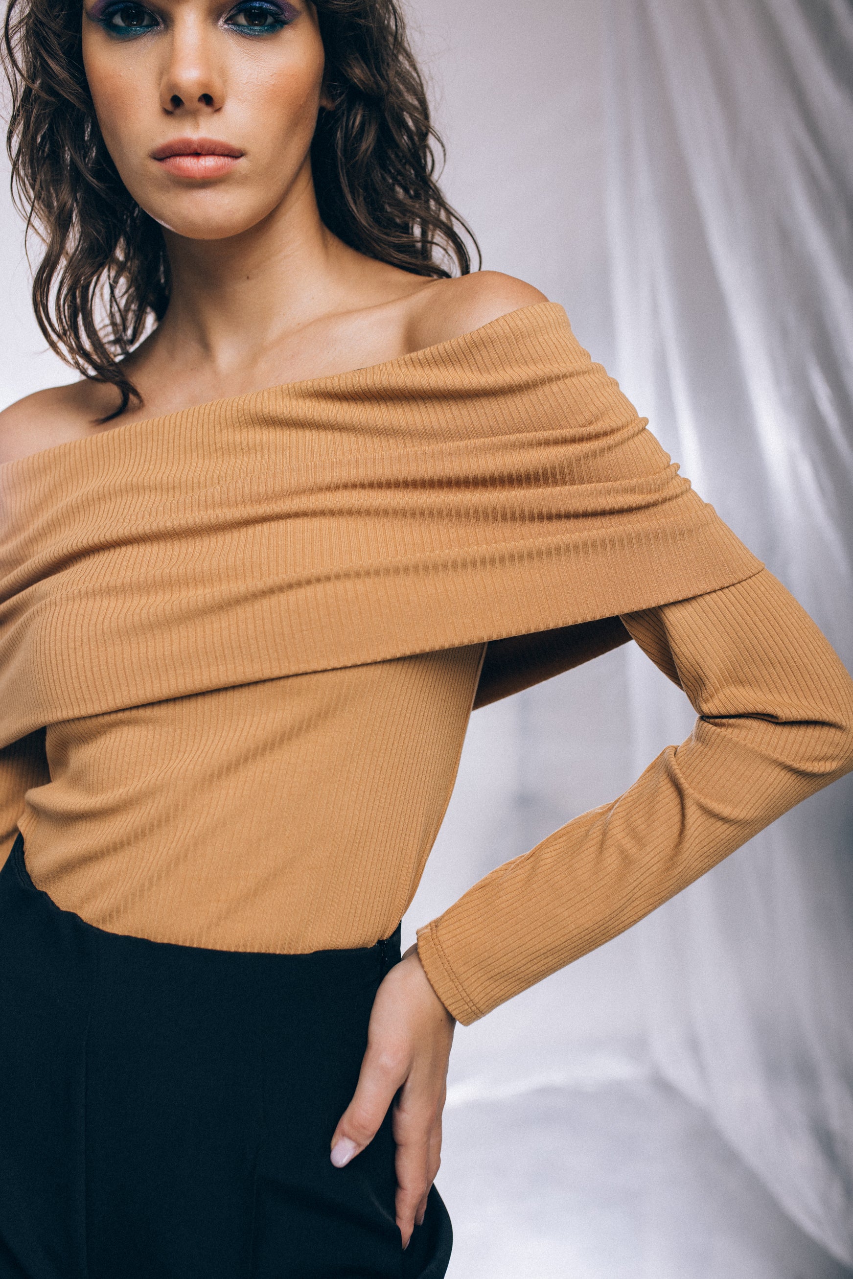 Viscose ribbed blouse with long sleeves and exposed shoulders