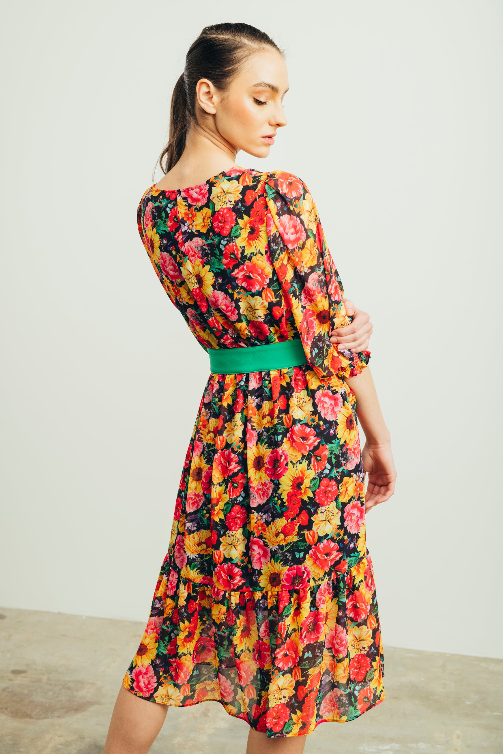 Floral print midi dress with short sleeves and V-neckline